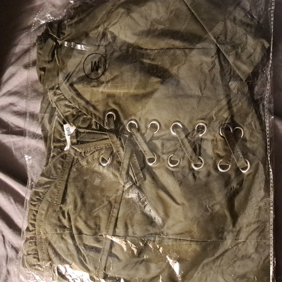 Better Be | variety sizes | Hunter Green off Shoulder Crop Top - Picture 3 of 4